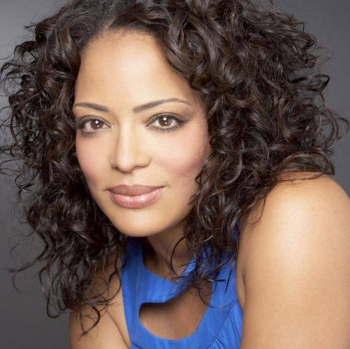 Luna Lauren Velez